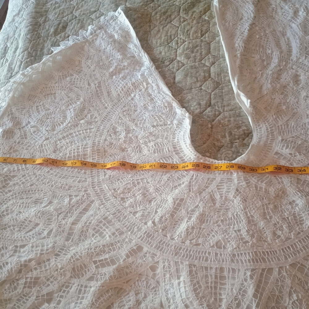 Elegant White Tree Skirt - Picture 5 of 7